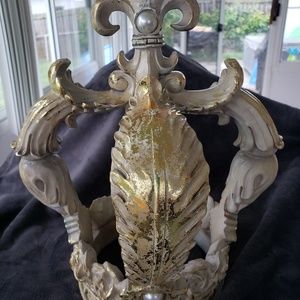 Queens crown accent shade gold and cream